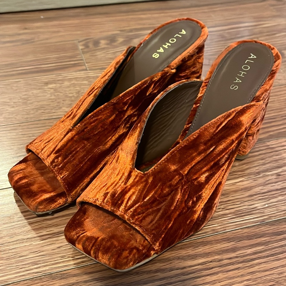 Alohas Frenchie Orange Velvet Mules